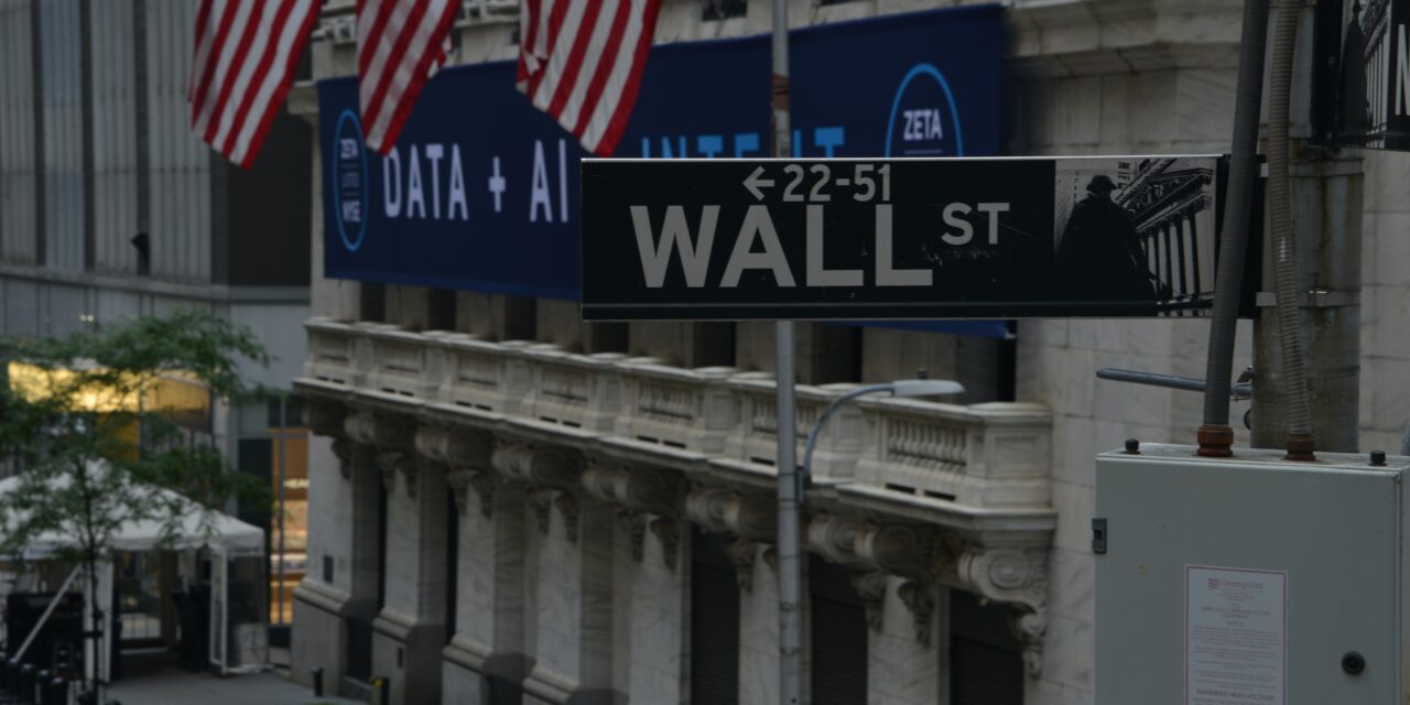 Wall Street termina la semana en rojo, la cautela domina antes del fin de semana