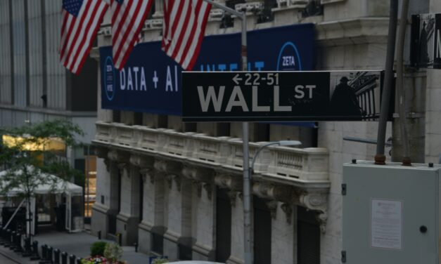 Wall Street termina la semana en rojo, la cautela domina antes del fin de semana